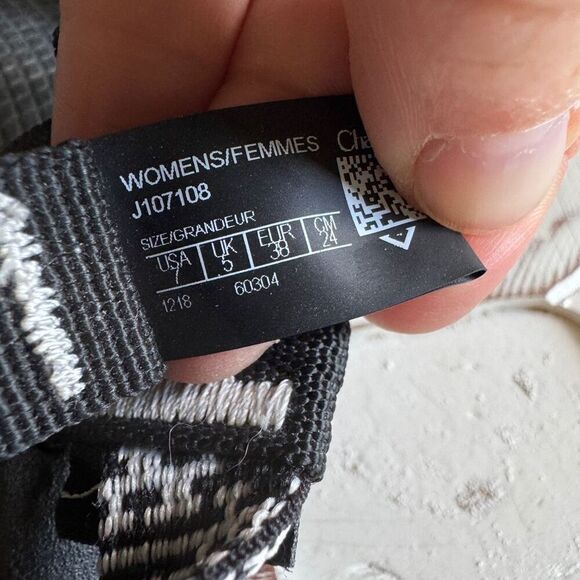 Chaco black and white cloud sandals size 7 - Picture 5 of 7